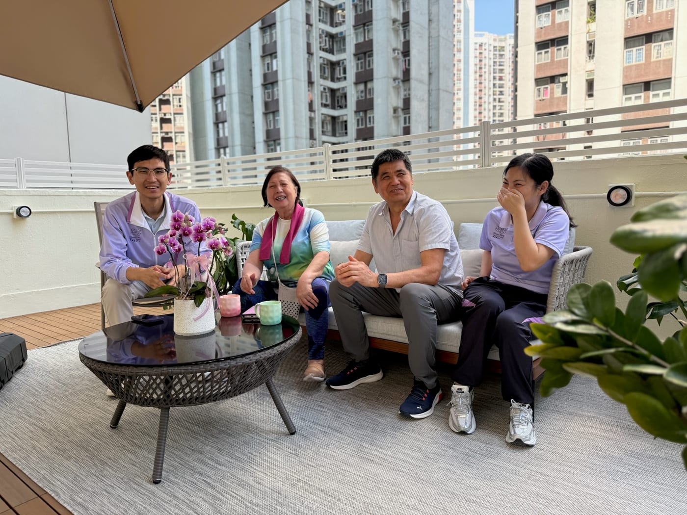 銀曦腦健中心創辦人與家人於晴曦台合照，一起歡笑。
